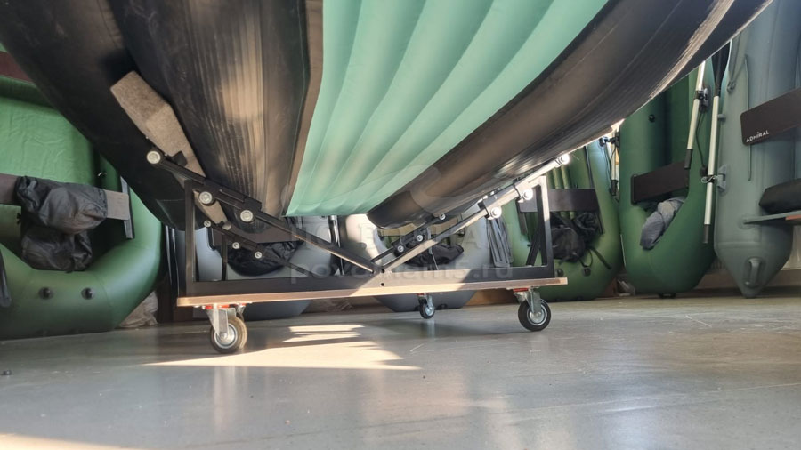 Стапель для перевозки лодки в бортовом прицепе