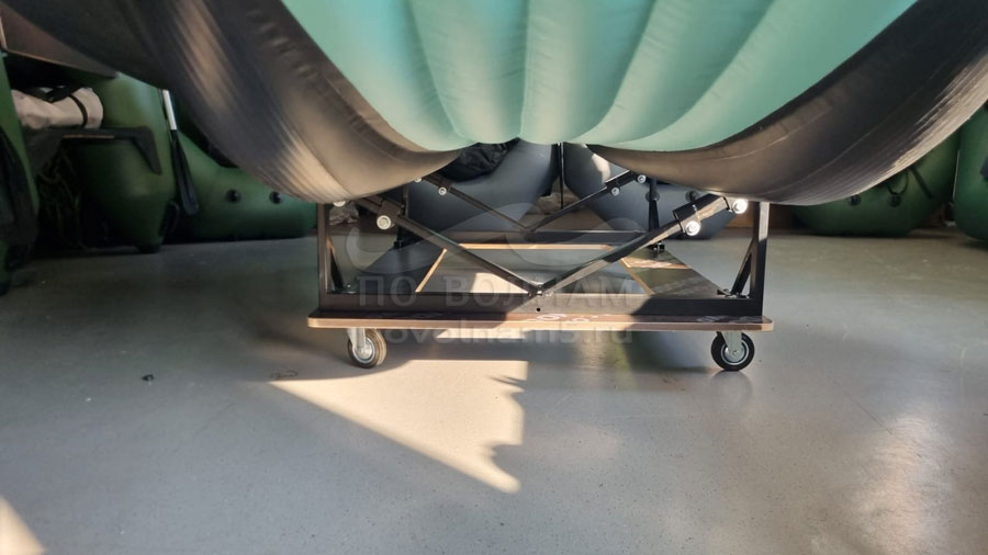Стапель для перевозки лодки в бортовом прицепе