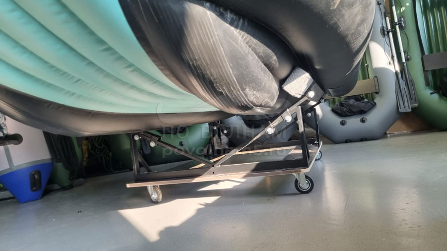 Стапель для перевозки лодки в бортовом прицепе