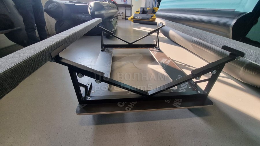 Стапель для перевозки лодки в бортовом прицепе