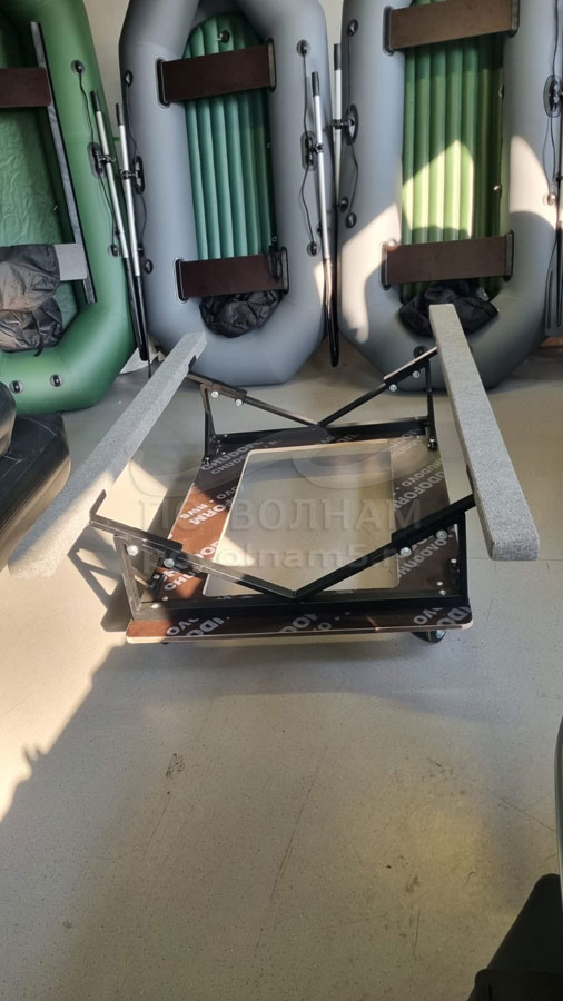 Стапель для перевозки лодки в бортовом прицепе