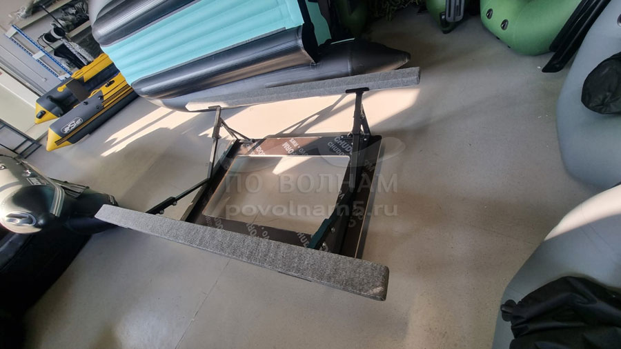 Стапель для перевозки лодки в бортовом прицепе