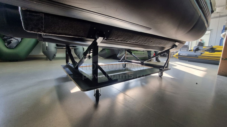 Стапель для перевозки лодки в бортовом прицепе