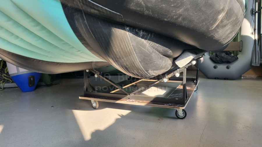 Стапель для перевозки лодки в бортовом прицепе